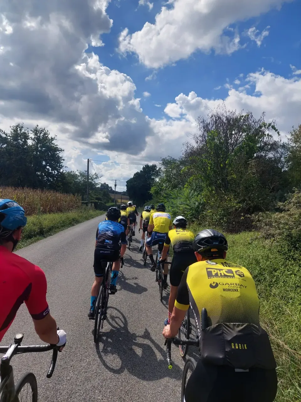 Jeunes cyclistes de l'académie Alpha Training à l'entraînement sur route