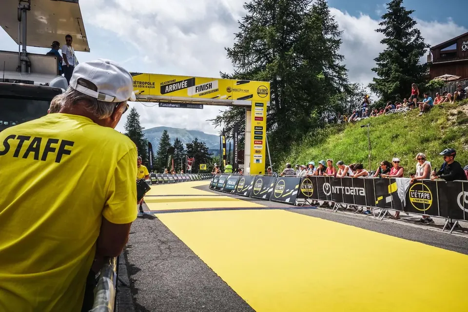 Arche d'arrivée d'une cyclosportive en montagne