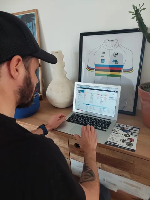 Coach analysant les données d’entraînement d’un cycliste sur TrainingPeaks