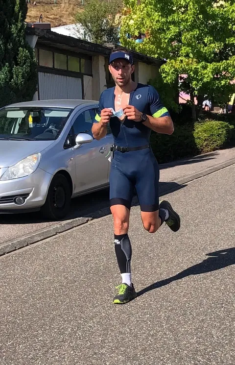 Coureur en pleine course sur route