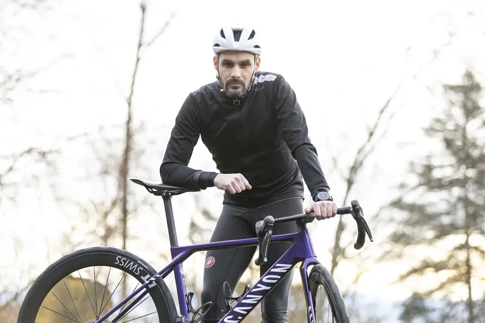 Cycliste sur son vélo de route pendant une sortie