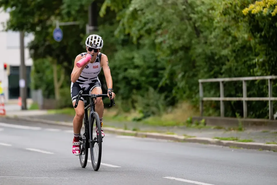 Cycliste qui s'hydrate pendant l'effort